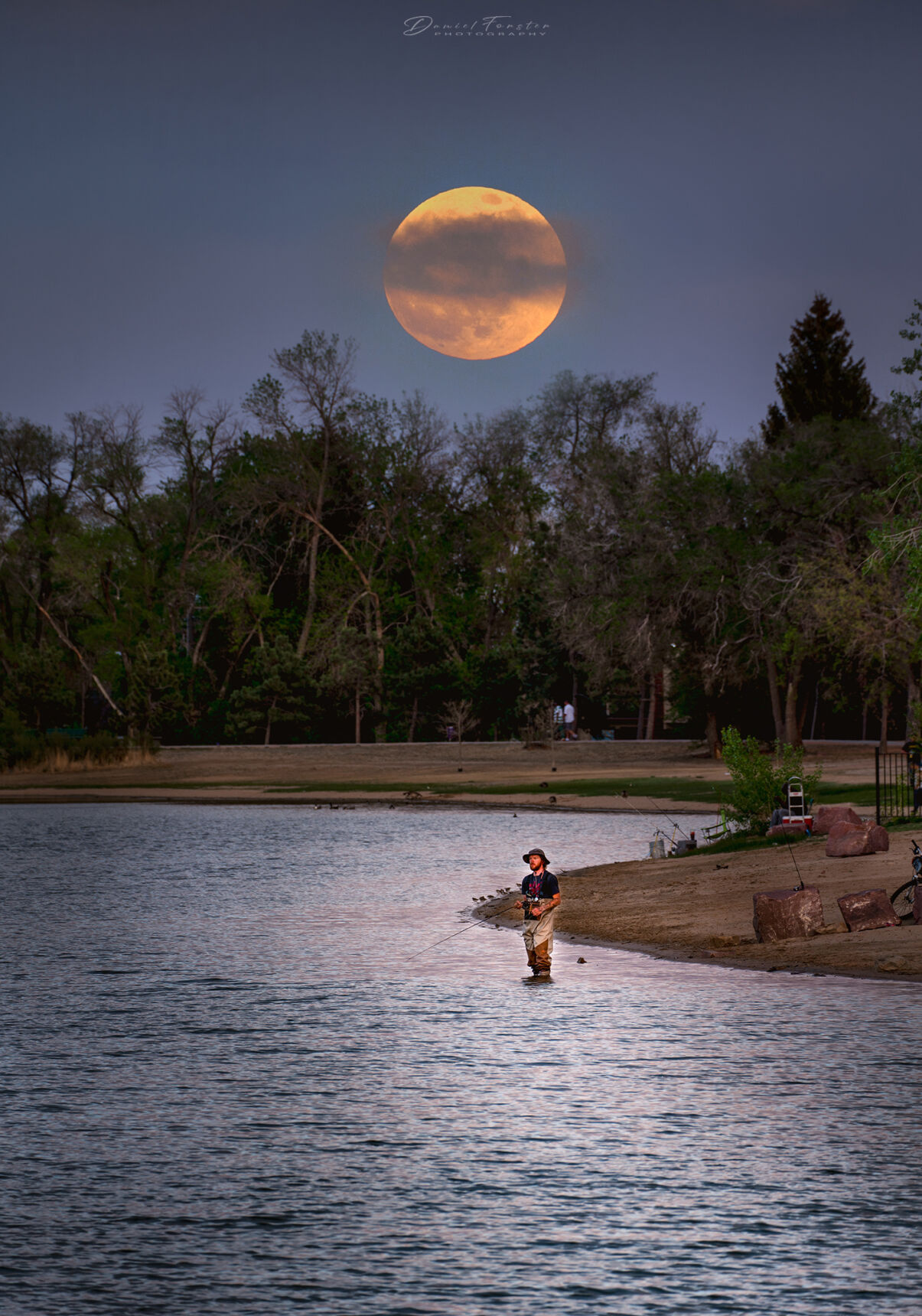 Daniel Forster photo sub, blood moon